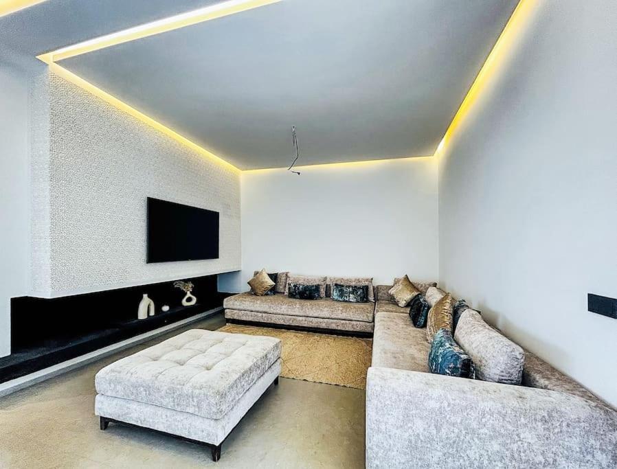 Luxury 4br With Pool, Amelkis فيلة