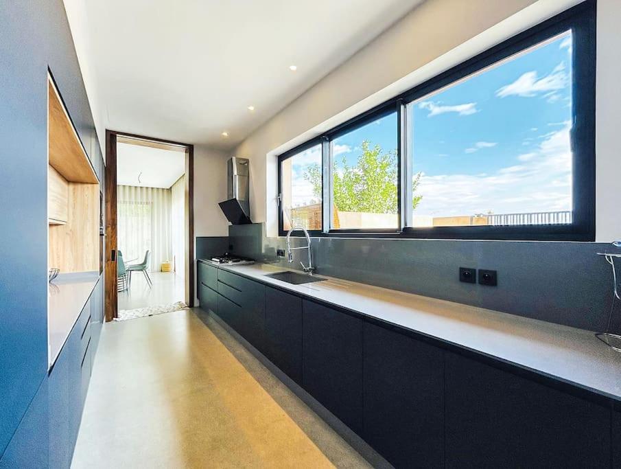 Luxury 4br With Pool, Amelkis فيلة
